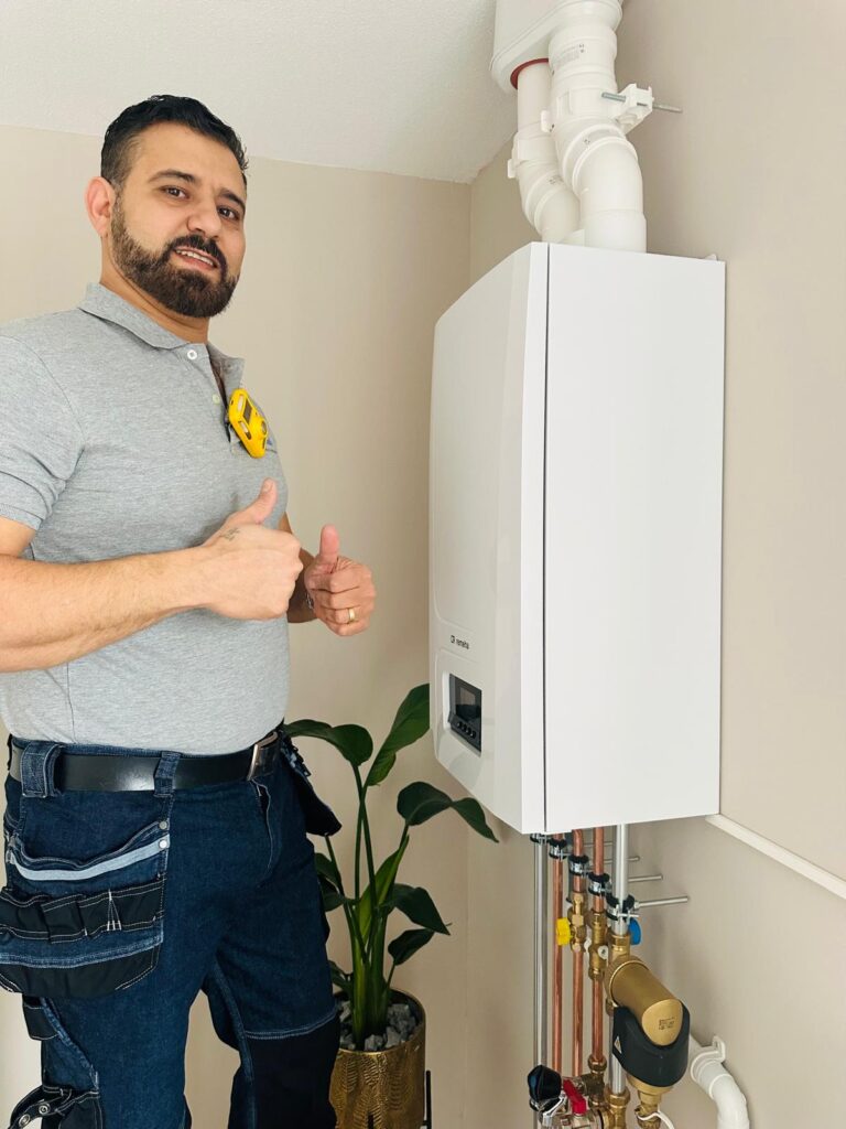 Eigenaar Mido van Warmte Enzo Installatiebedrijf trots bij afgerond project | specialist cv-ketels Den Haag